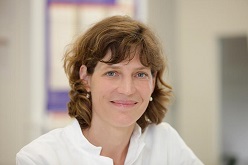 Prof. Susanne Häußler leitet die Abteilung „Molekulare Bakteriologie“ am HZI sowie das gleichnamige Institut am TWINCORE.  HZI